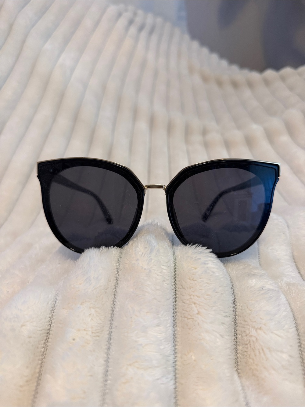 Stylish Black Cat-Eye Sunglasses - Women’s Fashion Accessory